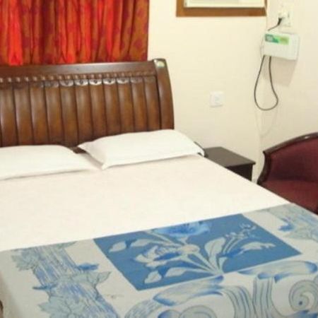 Lloyds Guest House, North Boag Road, T. Nagar Chennai Ngoại thất bức ảnh