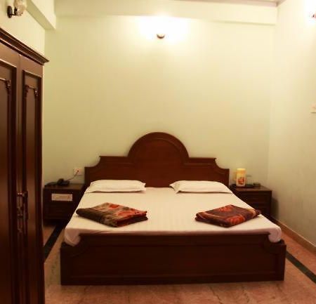 Lloyds Guest House, North Boag Road, T. Nagar Chennai Phòng bức ảnh